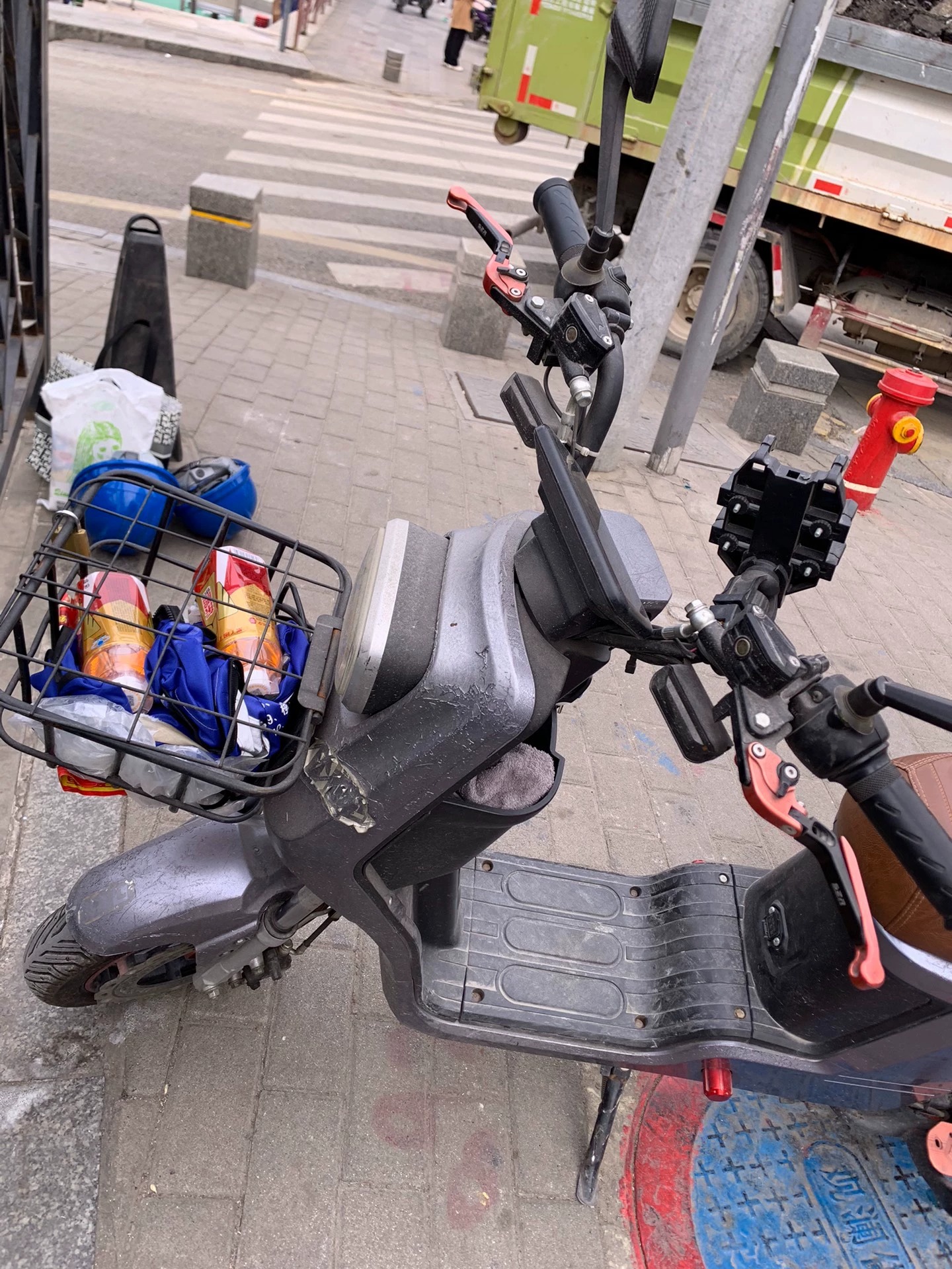 出售一台个人闲置电动车，有电瓶，充满电能行驶30公里左右，，自提。